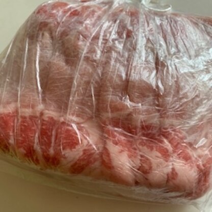 安売りの肉、ついつい買い過ぎちゃったので、冷凍して保存します。
1回使い切り量で冷凍出来るから便利ですね。
